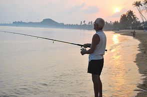 爱钓鱼的老人要如何预防网球肘